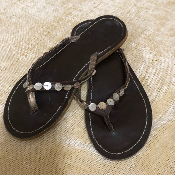 Roxy Shoes - Roxy 🟤Brown🟤 Sandals with White Buttons -Size 6️⃣